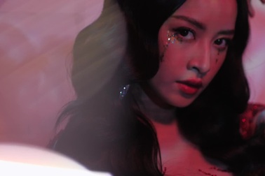 Chi Pu, Quỳnh Anh Shyn gợi cảm, nóng bỏng