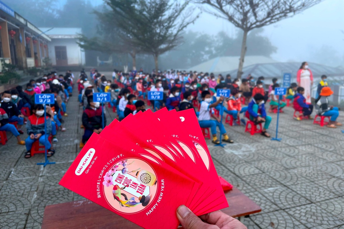 Thầy giáo miền núi lì xì mừng tuổi 9.500 học sinh - 3 Thầy giáo miền núi lì xì mừng tuổi 9.500 học sinh - 3