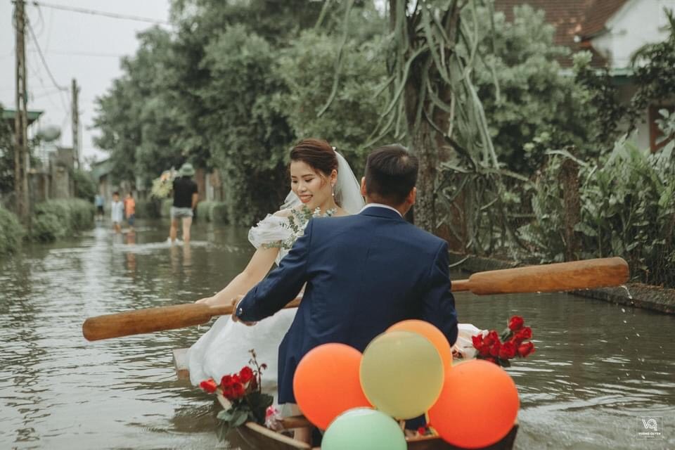 Thích thú ảnh cưới vượt lũ nhưng... vẫn vui của cặp đôi ở Hà Tĩnh - 4 Thích thú ảnh cưới vượt lũ nhưng... vẫn vui của cặp đôi ở Hà Tĩnh - 4