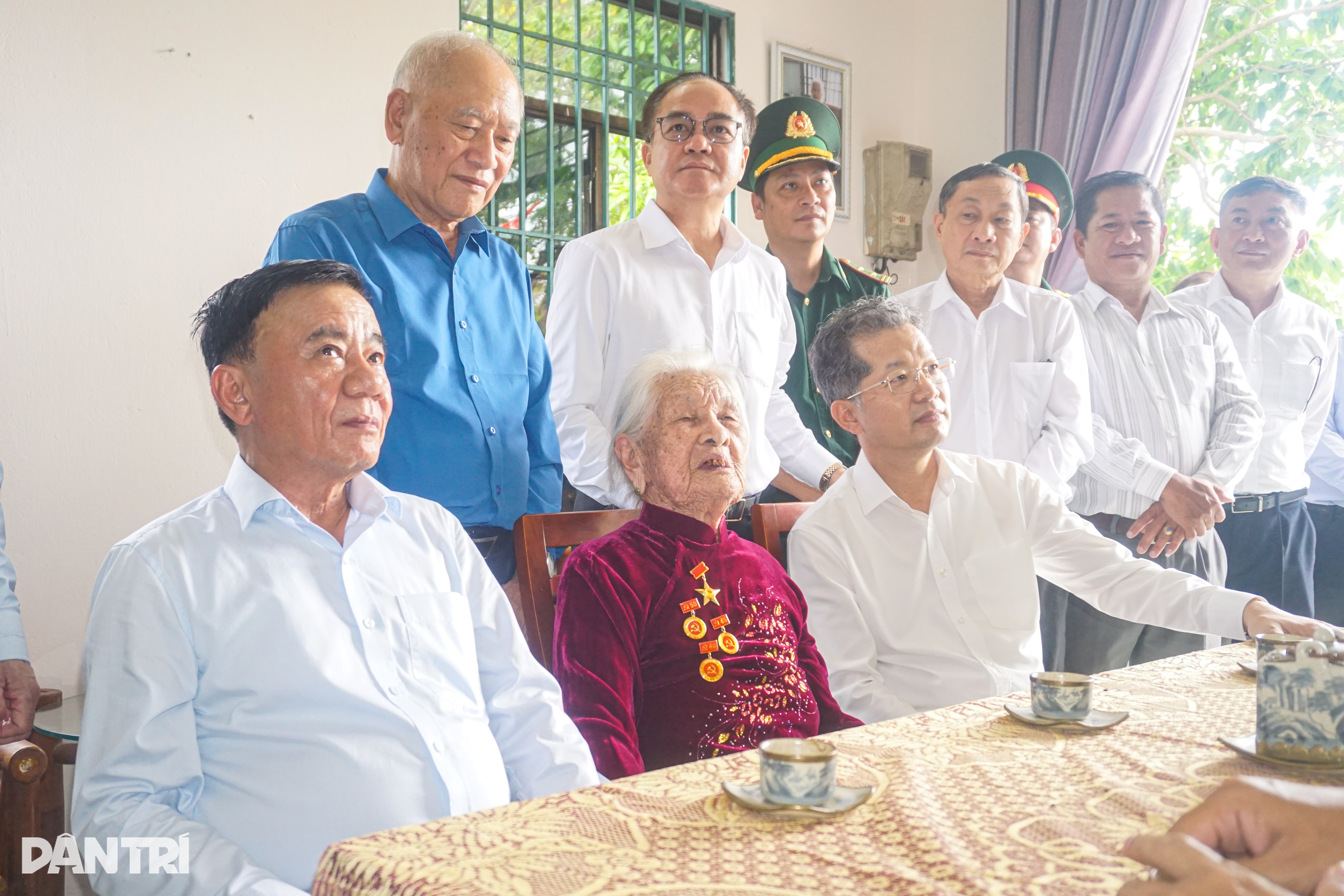 Thường trực Ban Bí thư thăm, tặng quà người có công tại Đà Nẵng - 2 Thường trực Ban Bí thư thăm, tặng quà người có công tại Đà Nẵng - 2
