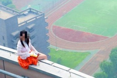 Vừa từ bỏ ý định nhảy lầu tự sát, bị gió mạnh đẩy ngã tử vong