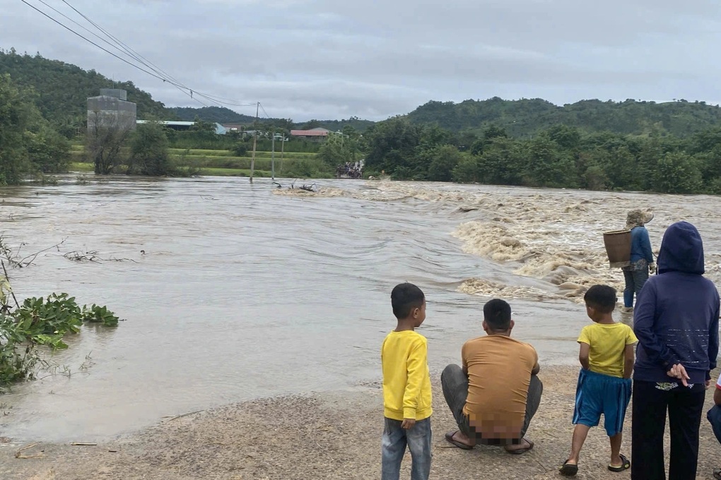 Mưa lớn nhấn chìm nhiều ngầm tràn, gần 400 hộ dân bị cô lập - 1 Mưa lớn nhấn chìm nhiều ngầm tràn, gần 400 hộ dân bị cô lập - 1
