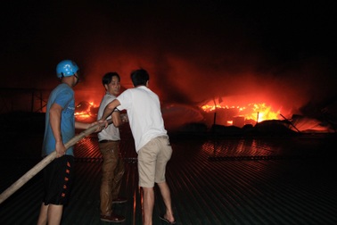 Hiện trường vụ cháy cực lớn tại Nhà máy bóng đèn phích nước Rạng Đông