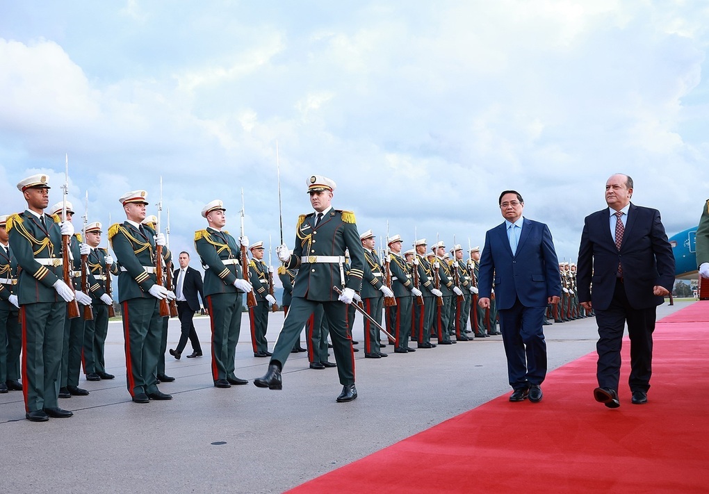 Thủ tướng Algeria ra tận sân bay đón Thủ tướng Phạm Minh Chính và Phu nhân - 2 Thủ tướng Algeria ra tận sân bay đón Thủ tướng Phạm Minh Chính và Phu nhân - 2