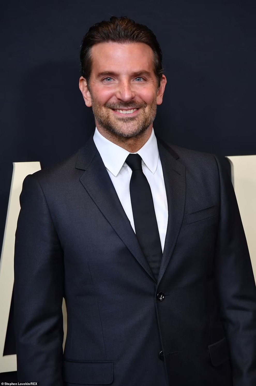 Siêu mẫu Irina Shayk mặc áo xẻ gợi cảm tái ngộ tình cũ - 3 Siêu mẫu Irina Shayk mặc áo xẻ gợi cảm tái ngộ tình cũ - 3