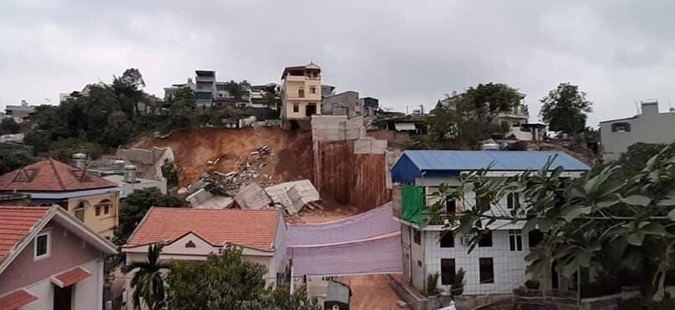 Bờ kè hơn 10m sạt lở, 16 hộ dân phải di dời khẩn cấp - 1 Bờ kè hơn 10m sạt lở, 16 hộ dân phải di dời khẩn cấp - 1