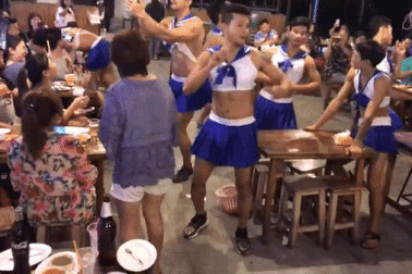 Nam nhân viên nhà hàng hải sản Thái Lan mặc váy và nhảy múa khiến khách "cười bò"