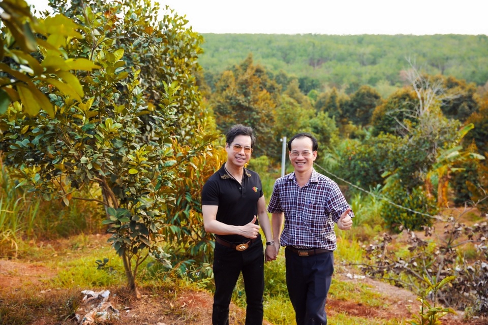 Ngọc Sơn làm nông dân chính hiệu trong khu vườn 2 hecta lần đầu tiết lộ - 3 Ngọc Sơn làm nông dân chính hiệu trong khu vườn 2 hecta lần đầu tiết lộ - 3