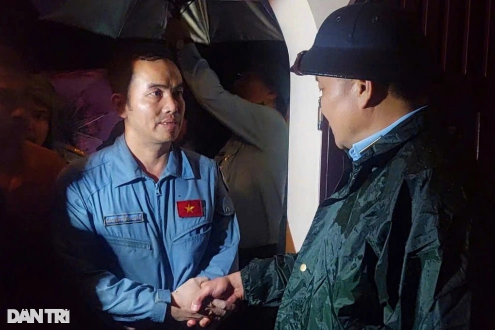 Vụ máy bay quân sự rơi ở Bình Định: Đã đưa 2 phi công ra khỏi rừng - 2 Vụ máy bay quân sự rơi ở Bình Định: Đã đưa 2 phi công ra khỏi rừng - 2
