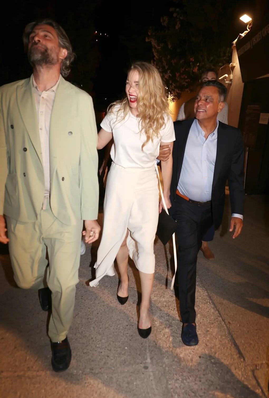 Nhan sắc tỉ lệ vàng Amber Heard tái xuất sau một năm ẩn dật - 4 Nhan sắc tỉ lệ vàng Amber Heard tái xuất sau một năm ẩn dật - 4