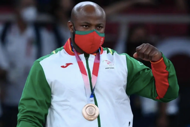 Võ sĩ chiến thắng ung thư giành huy chương Olympic, HLV Mourinho bái phục