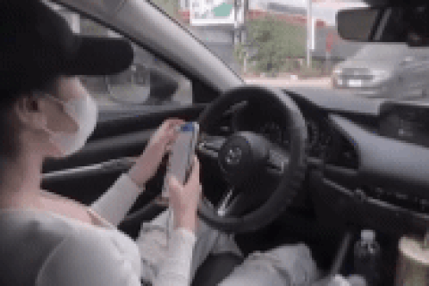 Xác minh clip cô gái buông vô lăng để bấm điện thoại khi lái ô tô