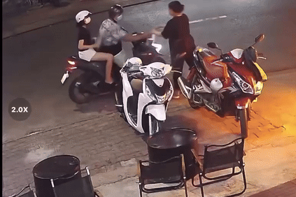 עובדת קיבלה כוס תה חלב עם צ'ילי שנזרקה על פניה, סיבה מפתיעה - 1 Nữ nhân viên bị tạt ly trà sữa có ớt vào mặt, nguyên nhân bất ngờ - 1