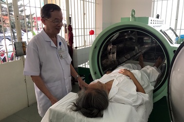 Người Sài Gòn đổ xô đi chữa bệnh bằng... "hít thở" không khí sạch