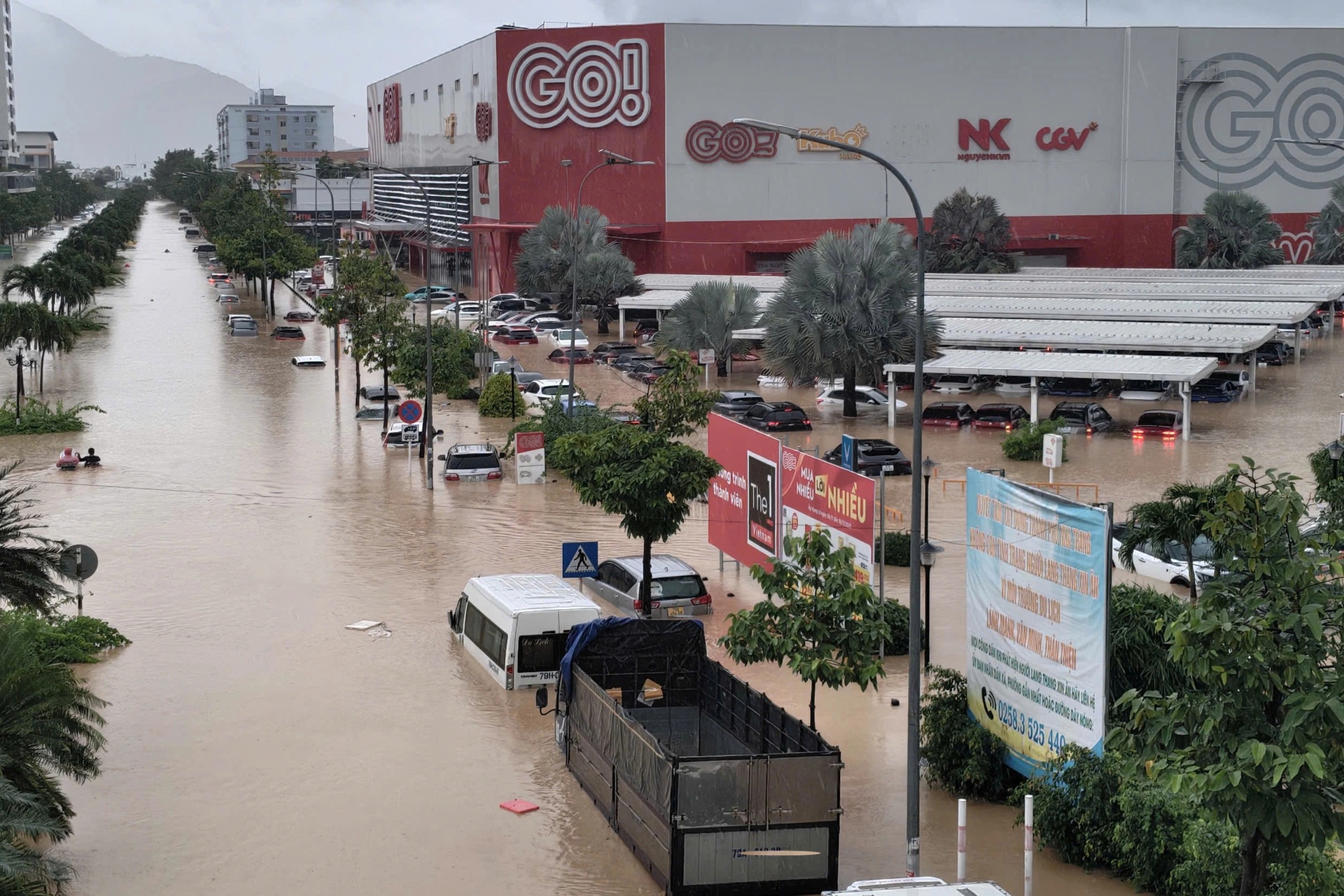 Hàng trăm ô tô ở Nha Trang, Quy Nhơn chìm nghỉm trong nước lụt - 2