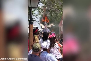 Mô hình rồng lửa bỗng bốc cháy dữ dội nhưng du khách vẫn đứng xem thích thú