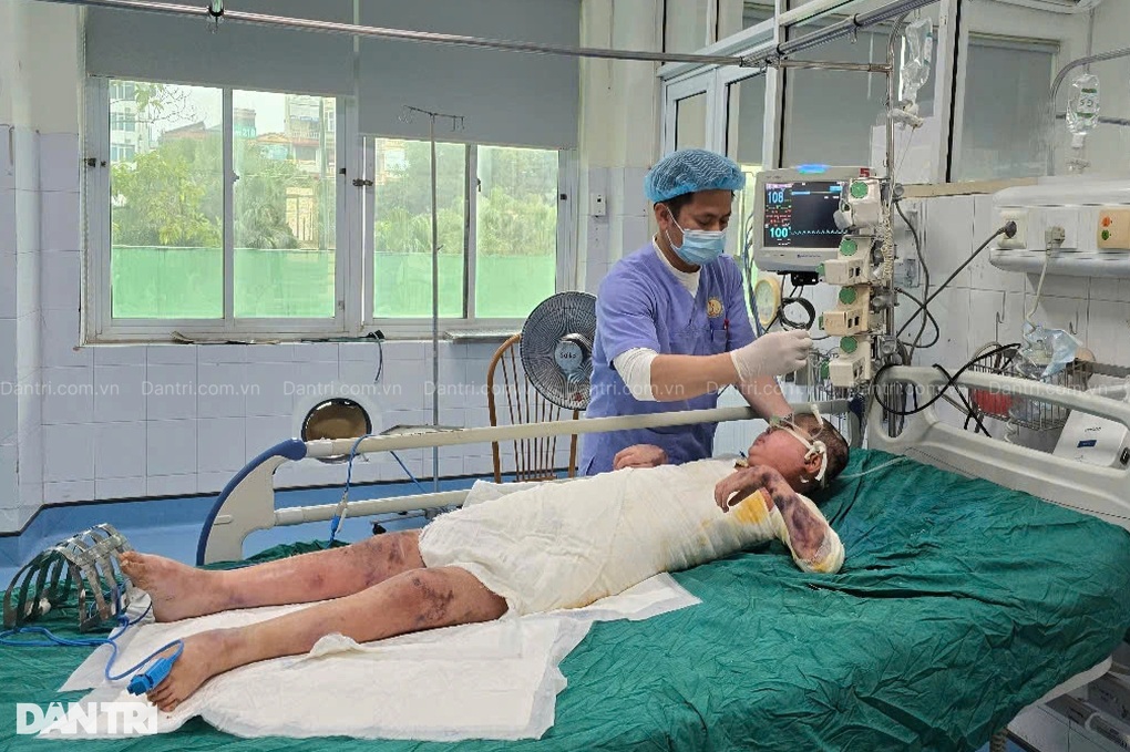 Xót xa bé gái 12 tuổi mắc bệnh lạ, liên tục chắp tay cầu cứu - 1 Xót xa bé gái 12 tuổi mắc bệnh lạ, liên tục chắp tay cầu cứu - 1