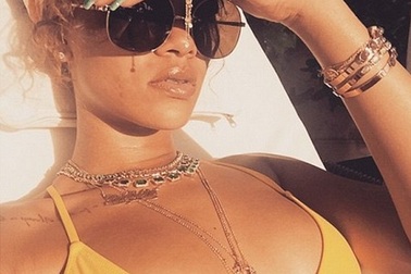 Rihanna diện bikini tắm nắng