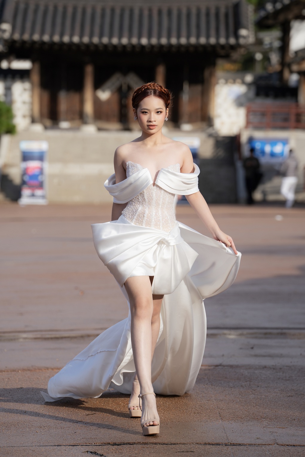 Hoa hậu HHen Niê, mẫu nhí Bảo Hà catwalk trong mưa rét tại Hàn Quốc - 2 Hoa hậu HHen Niê, mẫu nhí Bảo Hà catwalk trong mưa rét tại Hàn Quốc - 2