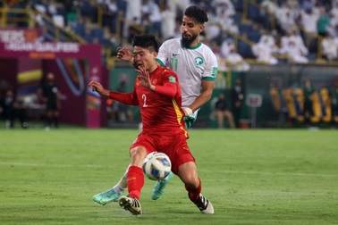 Bí ẩn chiếc thẻ vàng đầu tiên của trung vệ Duy Mạnh