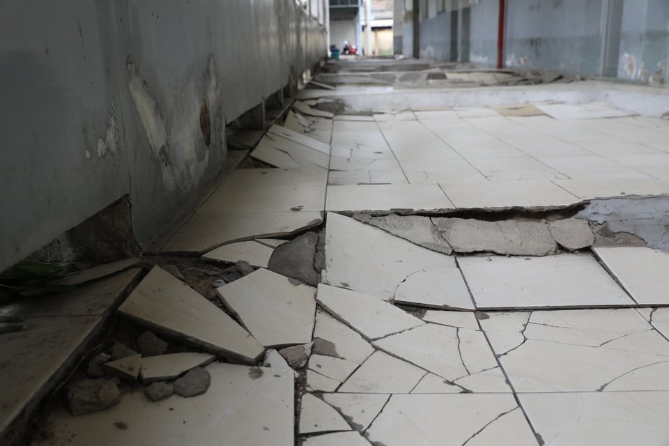 Bệnh viện sụt lún như vừa trải qua động đất - 13