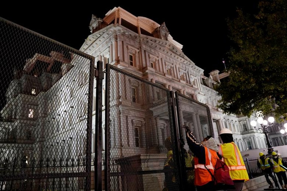 Người Mỹ cấp tập gia cố cửa hàng đề phòng bạo loạn - 9 Người Mỹ cấp tập gia cố cửa hàng đề phòng bạo loạn - 9