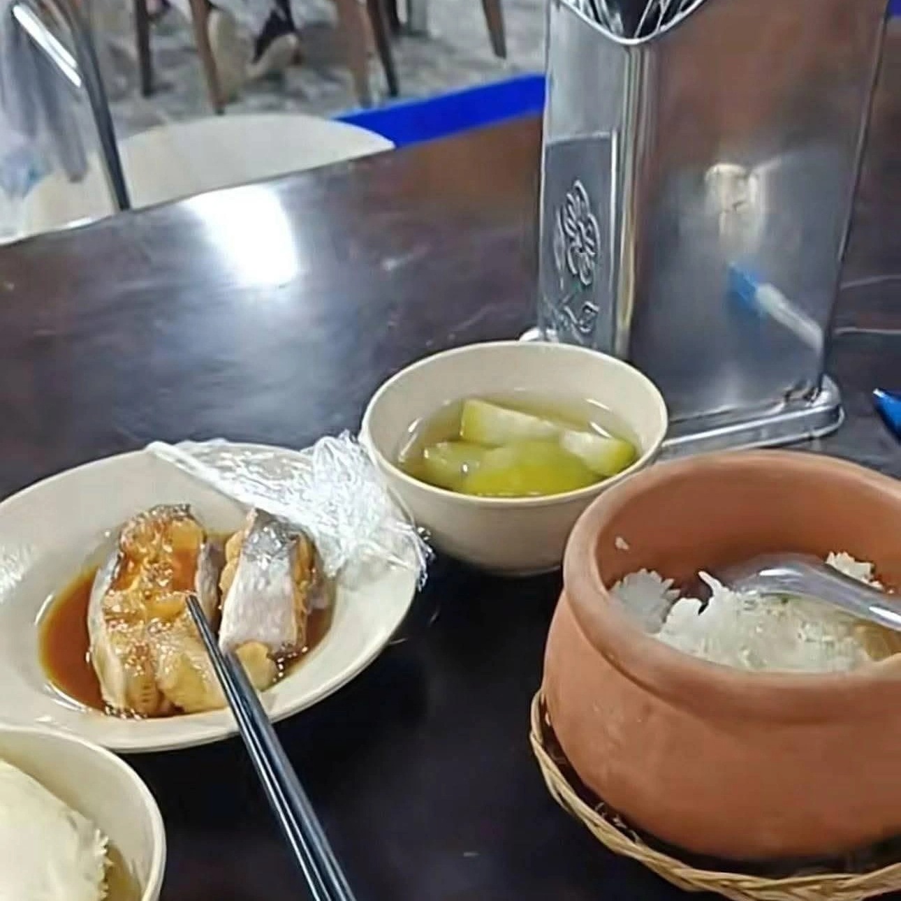 Đưa 38 khách tới ăn tài xế chỉ được đãi bữa cơm đạm bạc, chủ quán nói gì? - 1