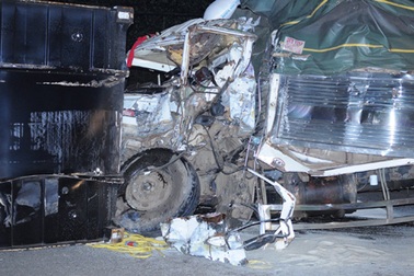 Thùng xe container văng xuống đường, hai người tử vong