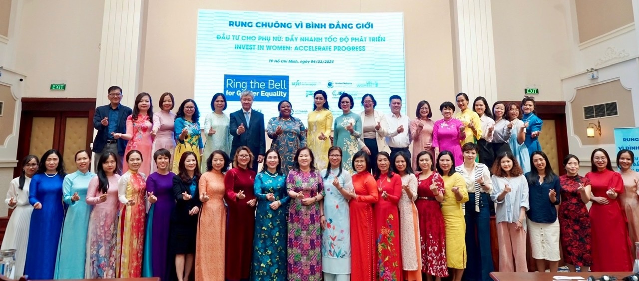 Cac khach moi va dai dien co quan to chuc chup hinh luu niem.JPG Cac khach moi va dai dien co quan to chuc chup hinh luu niem.JPG