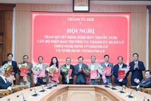 16 cán bộ lãnh đạo tại Huế nhận quyết định nghỉ hưu trước tuổi