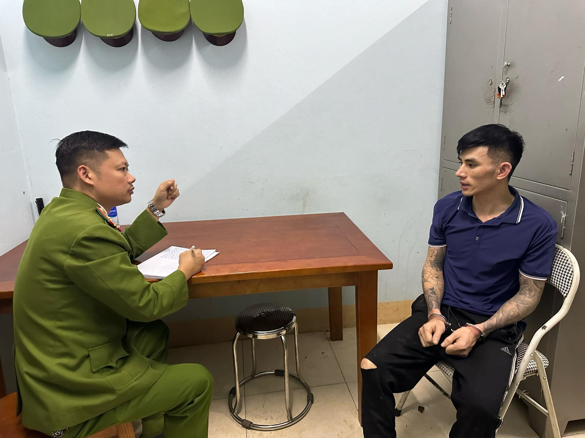 ទាហាន ២០០នាក់ ឡោមព័ទ្ធចាប់ខ្មាន់កាំភ្លើងម្នាក់៖ មុខសញ្ញាបានសារភាពថា ខ្លួនបានលួចរាប់សិបនាក់ - 1 Vụ 200 chiến sĩ vây bắt kẻ mang súng: Đối tượng khai hàng chục vụ trộm - 1