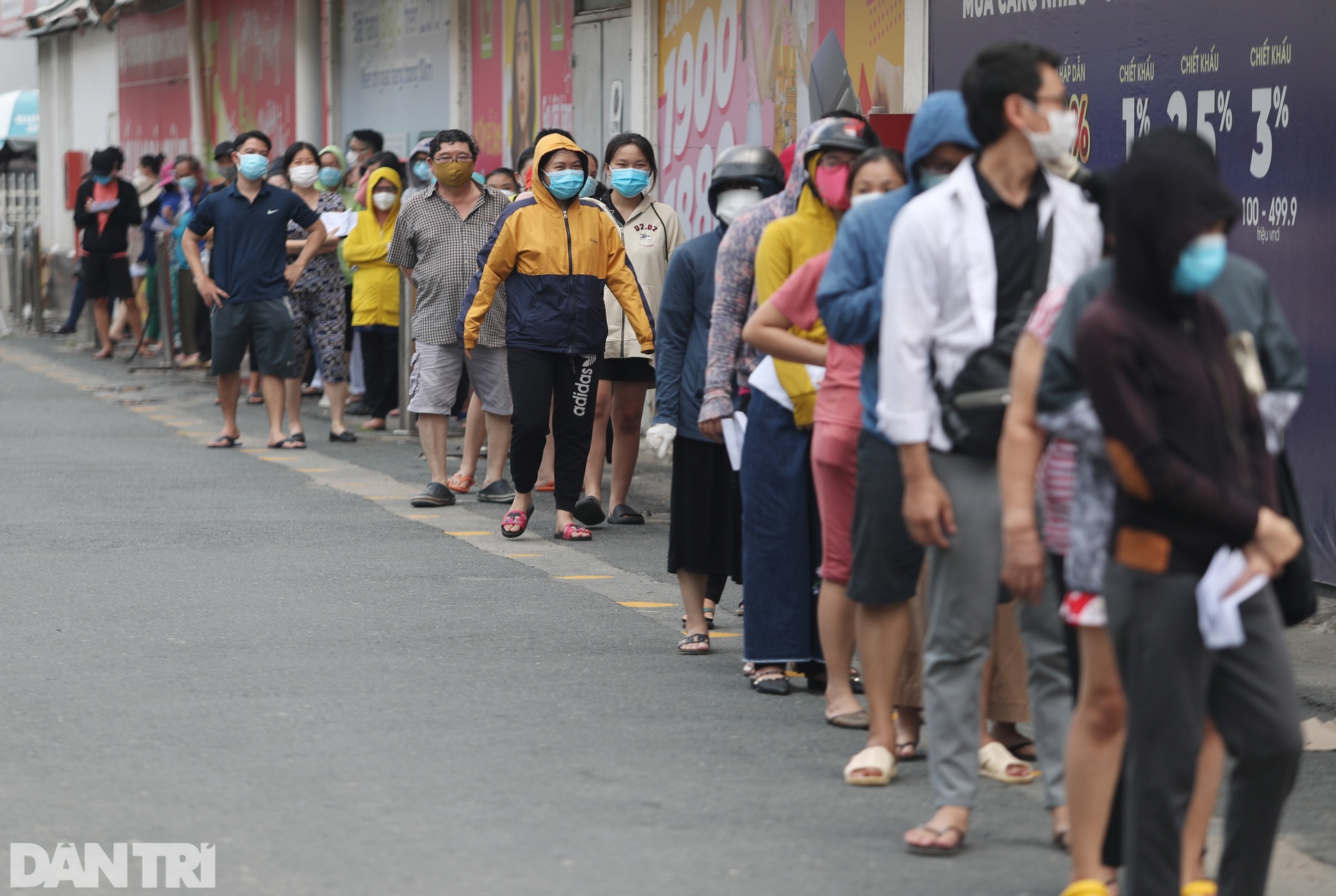 Người dân Sài Gòn lót dép, đội nắng nhiều giờ liền để giữ chỗ vào siêu thị - 2 Người dân Sài Gòn lót dép, đội nắng nhiều giờ liền để giữ chỗ vào siêu thị - 2