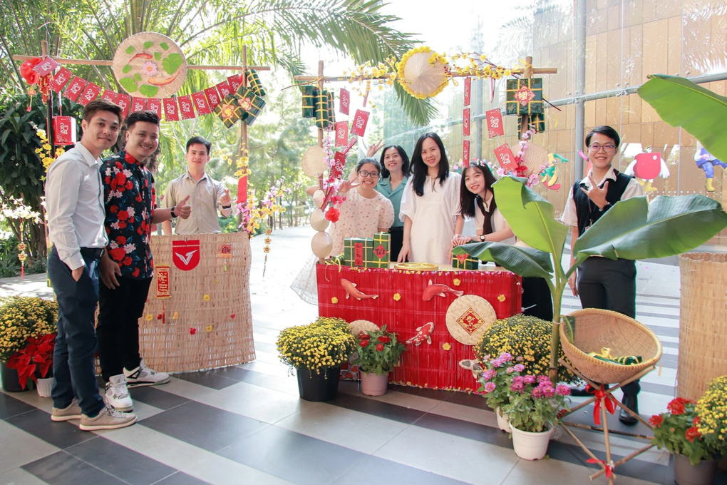 Giảng viên, sinh viên lên đồ long lanh, lưu khoảnh khắc Tết ở trường học - 5 Giảng viên, sinh viên lên đồ long lanh, lưu khoảnh khắc Tết ở trường học - 5