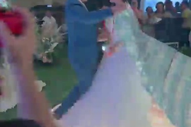 Chú rể khoác lên người cô dâu tấm khăn choàng được tạo nên từ các tờ tiền.