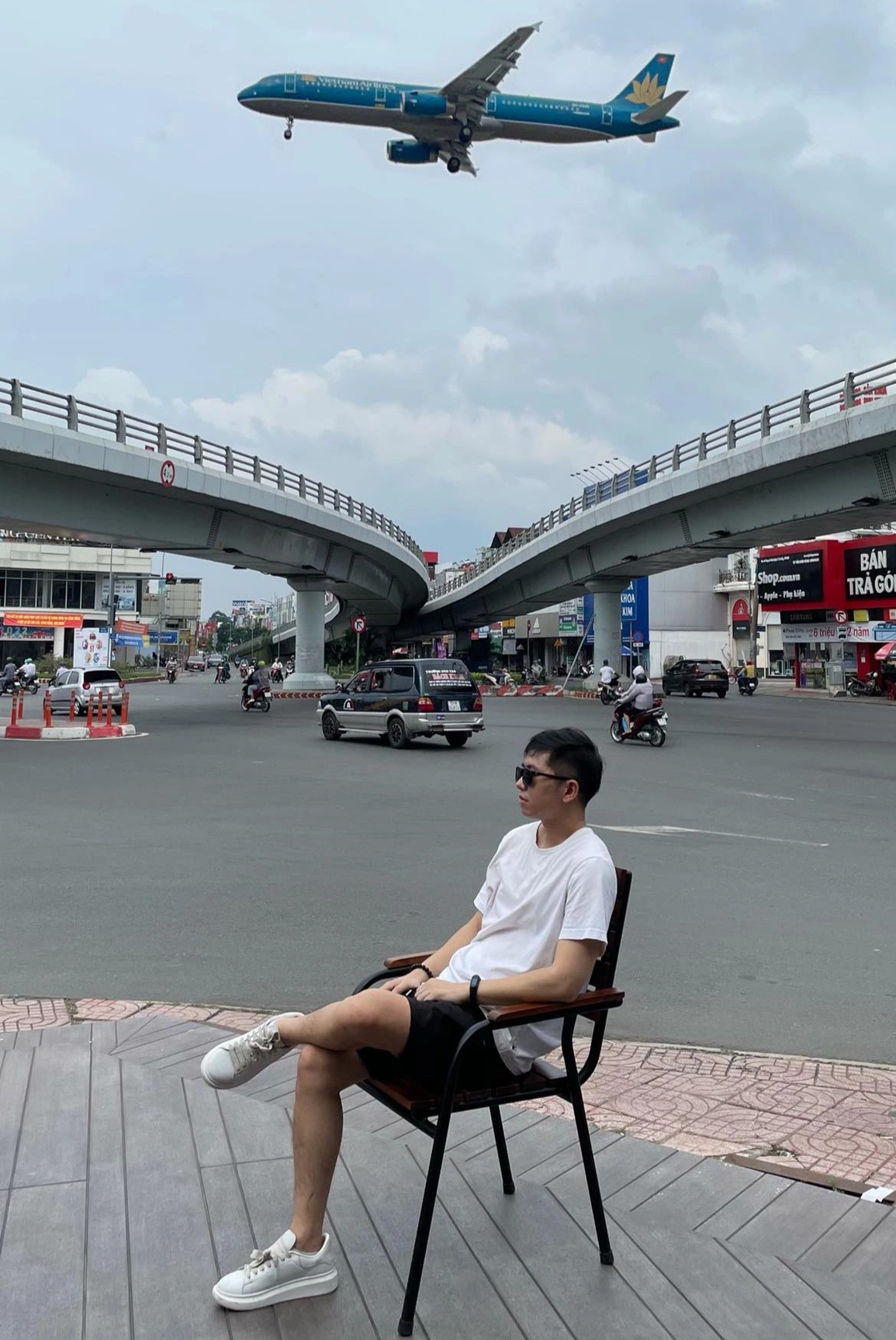 Ngồi chờ 2 tiếng, chụp trăm kiểu ảnh check-in cùng chú chim sắt ở Sài Gòn - 2 Ngồi chờ 2 tiếng, chụp trăm kiểu ảnh check-in cùng chú chim sắt ở Sài Gòn - 2