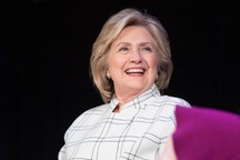 Bà Hillary Clinton bỏ ngỏ khả năng “tái đấu” với ông Trump