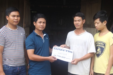 Gần 45 triệu đồng đến với bé trai bị ung thư xin bố mẹ ở nhà chờ chết