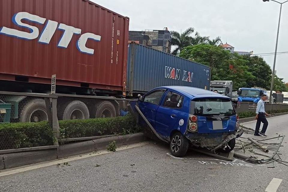 Tạt đầu xe container, Kia Morning bị hất văng sang làn đường ngược chiều - 2 Tạt đầu xe container, Kia Morning bị hất văng sang làn đường ngược chiều - 2