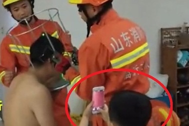 Bi hài khoảnh khắc cha rơi vào tình huống oái oăm, con trai... móc smartphone ra để chụp ảnh