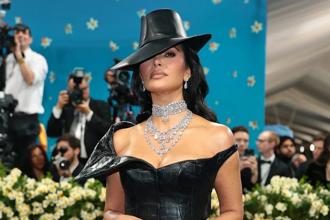 Kim Kardashian gây sốc khi vào top nghệ sĩ mặc "thảm họa" tại Met Gala