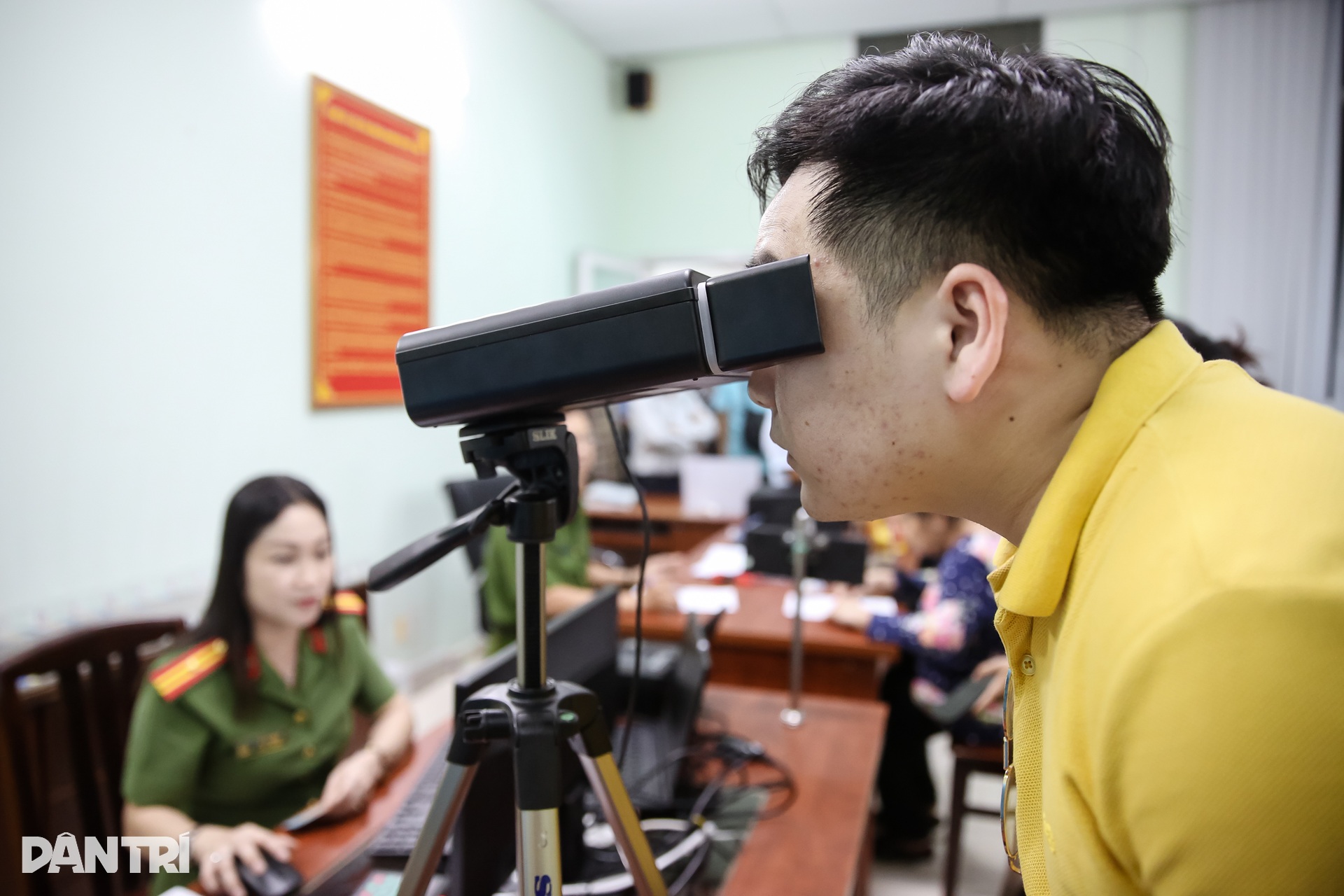Người già, trẻ nhỏ ở TPHCM phấn khởi đi làm thẻ căn cước mới - 5 Người già, trẻ nhỏ ở TPHCM phấn khởi đi làm thẻ căn cước mới - 5
