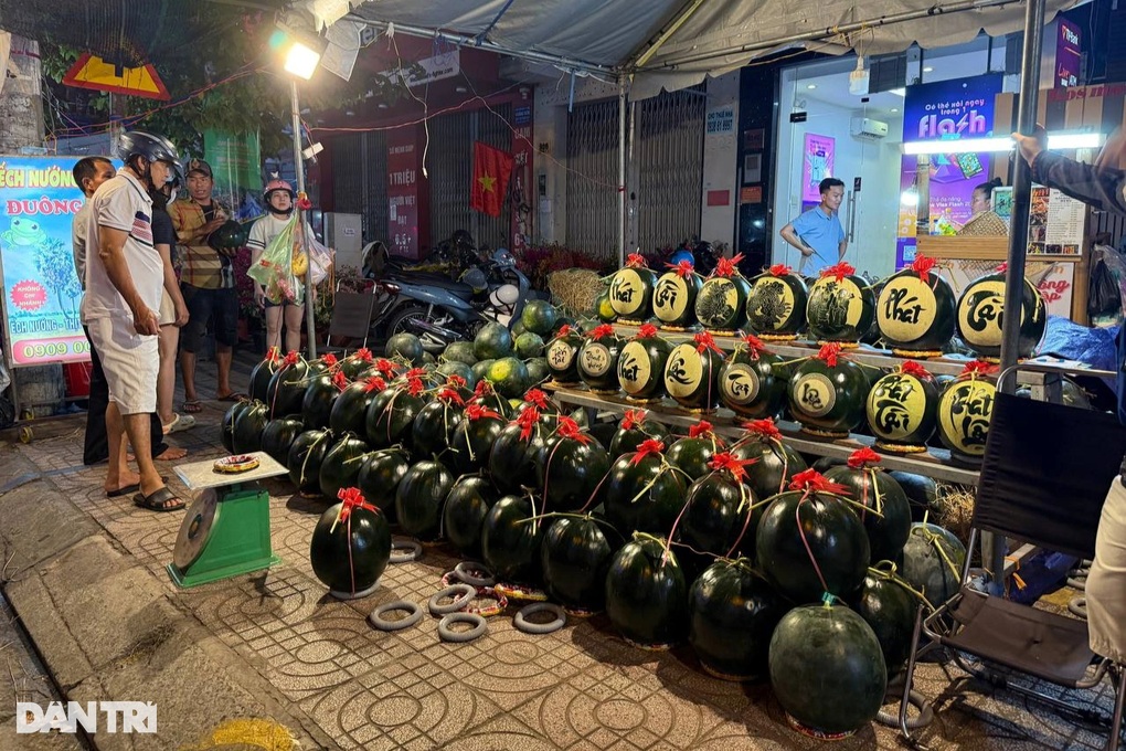 Dưa hấu tạo hình, khắc chữ ở Hà Nội, TPHCM hút khách ngày Tết - 2 Dưa hấu tạo hình, khắc chữ ở Hà Nội, TPHCM hút khách ngày Tết - 2