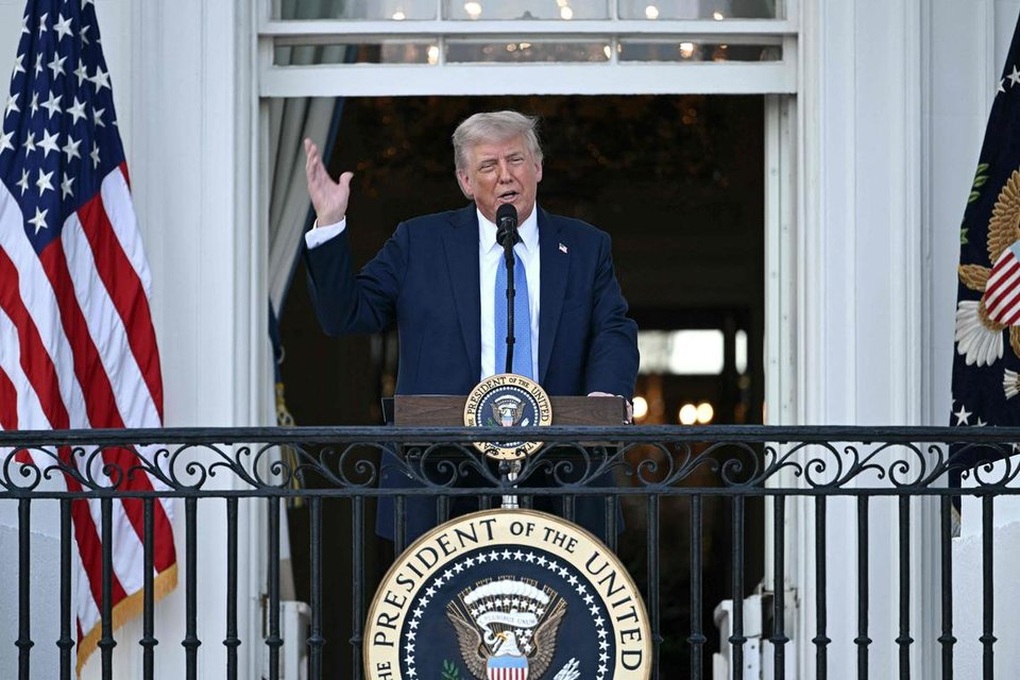 Ông Trump ký lệnh cấm nhập cảnh với công dân 12 quốc gia - 1 Ông Trump ký lệnh cấm nhập cảnh với công dân 12 quốc gia - 1