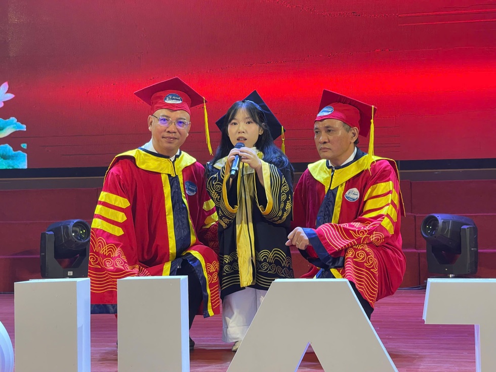 Nữ sinh “tí hon” tốt nghiệp loại giỏi chia sẻ gia cảnh đẫm nước mắt - 3 Nữ sinh “tí hon” tốt nghiệp loại giỏi chia sẻ gia cảnh đẫm nước mắt - 3