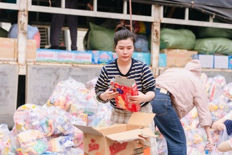 Kho đầy ắp, MTTQ Việt Nam TPHCM dừng tiếp nhận hàng hóa cứu trợ