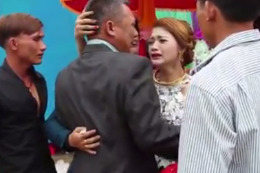 Xúc động clip nước mắt người cha tiễn con gái về nhà chồng