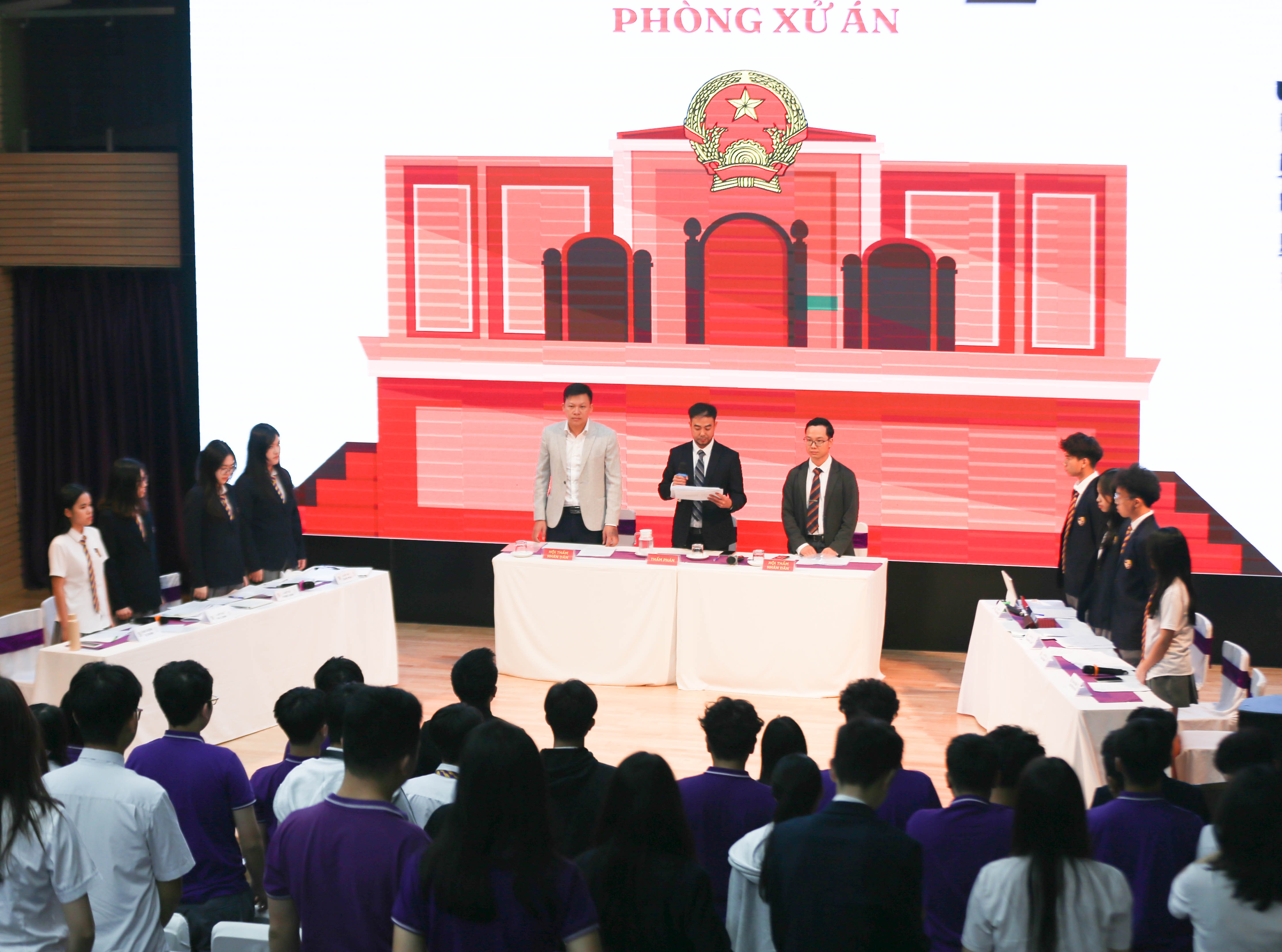 Студенти з ентузіазмом виконують роль юристів, вивчаючи громадянську освіту - 1 Học sinh hào hứng nhập vai luật sư để học giáo dục công dân - 1