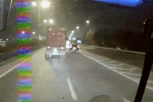 Chuyển làn thiếu quan sát, xe container đâm ô tô con xoay ngang đường