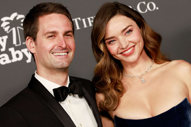 Siêu mẫu Miranda Kerr sinh con trai thứ ba cho tỷ phú kém 7 tuổi