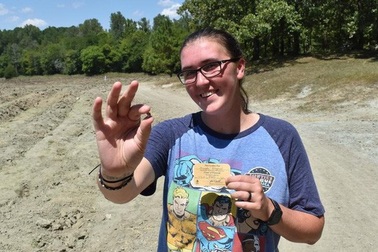 Cô gái vô tình nhặt được kim cương khi xem video tìm báu vật trên mạng